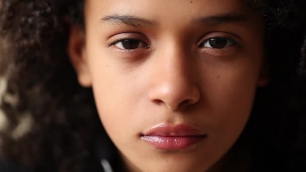 Seriös Flicka Stirrar Kameran Hispanic Latina Preteen Barn Närbild Ansikte — Stockvideo