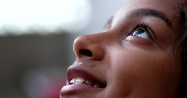 Menina Ascendência Africana Olhando Para Cima Com Esperança Feliz Olho — Vídeo de Stock