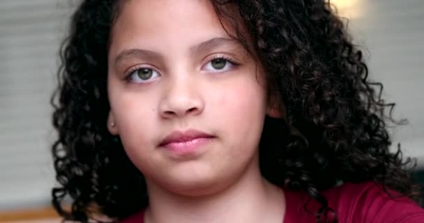 Brasiliansk Mix Ras Liten Flicka Barn Porträtt Ansikte — Stockvideo