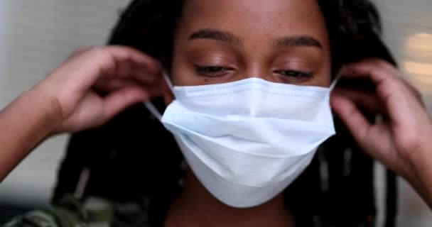 Zwart Tiener Meisje Putting Covid Gezichtsmasker Preventie — Stockvideo