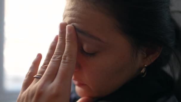 Upptagen Kvinna Känner Stress Och Ångest Sätta Hand Pannan — Stockvideo