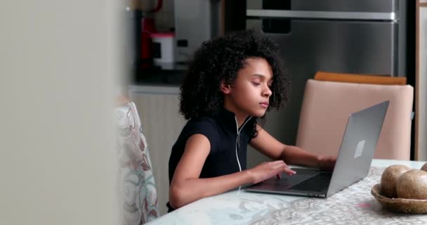Preteen Κορίτσι Χρησιμοποιώντας Φορητό Υπολογιστή Στο Σπίτι Πληκτρολόγηση Μαύρου Παιδιού — Αρχείο Βίντεο