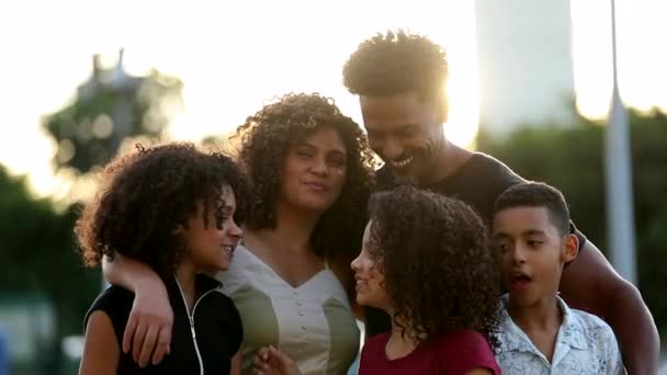 Familia Abraza Amor Abrazo Padres Brasileños Abrazando Niños — Vídeos de Stock