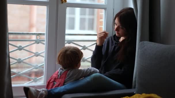 Mutter Und Baby Hängen Gemeinsam Fenster Und Entspannen Sich Wochenende — Stockvideo