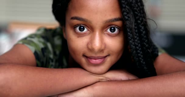 Afrikansk Nedstigning Tonåring Flicka Porträtt Närbild Ansikte — Stockvideo