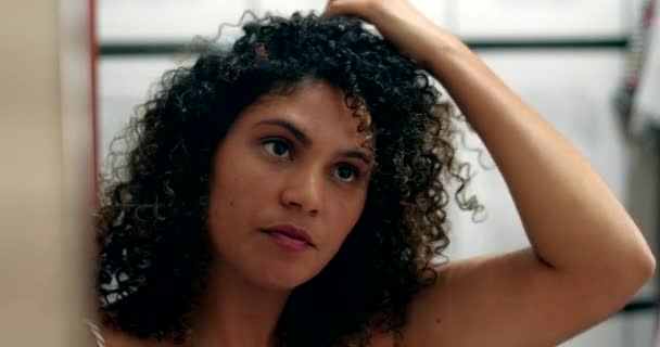 Brasiliansk Latinamerikansk Kvinna Justerar Håret Framför Badrumsspegeln Morgonritual — Stockvideo