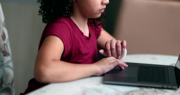 Ragazzina Che Usa Portatile Bambino Che Naviga Internet Sul Computer — Video Stock