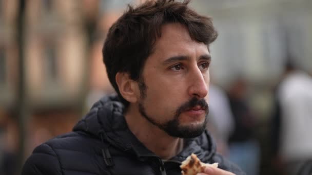 Hombre Pensativo Comiendo Último Pedazo Pizza Afuera Durante Hora Del — Vídeos de Stock