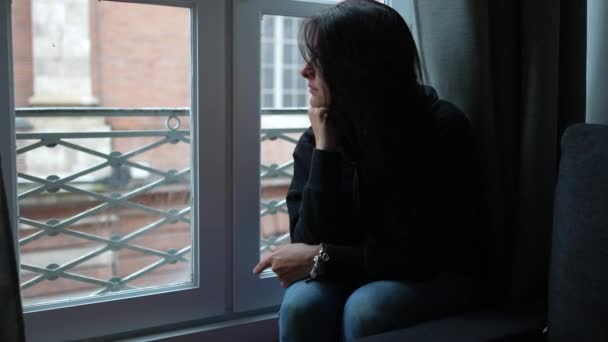 Pensiv Melankolisk Kvinna Tittar Genom Fönstret Tänkande — Stockvideo