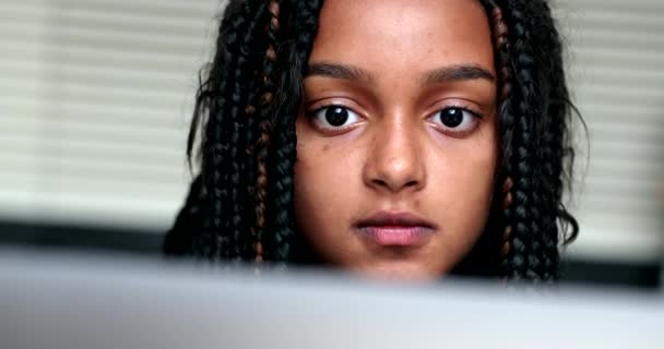 Svart Flicka Barn Ansikte Tittar Datorskärm — Stockvideo