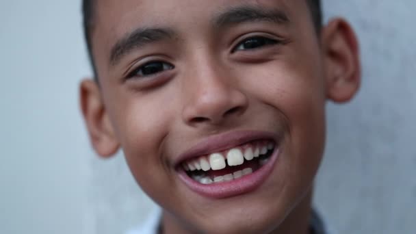 巴西男孩笑着 拉美裔拉丁裔小孩 — 图库视频影像