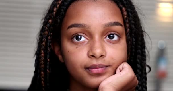 Svart Flicka Preteen Barn Porträtt Ansikte Närbild — Stockvideo