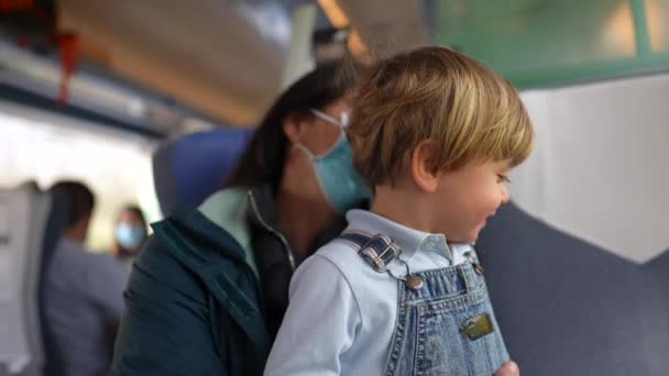 Moeder Peuter Reizen Trein Met Een Chirurgisch Gezichtsmasker — Stockvideo