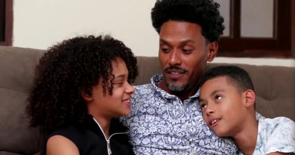 Feliz Relación Padre Hijos Africanos Papá Hablando Con Hija Hijo — Vídeo de stock