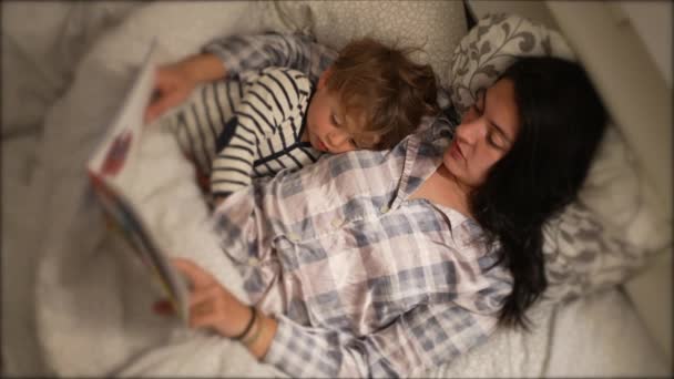Мама Читає Розповідь Про Ліжко Часу Маленькому Синові Вночі Перед — стокове відео