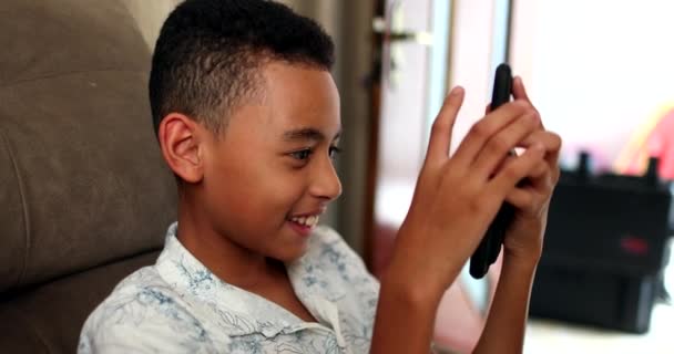 Kindertelefoon Apparaat Lachen Media Inhoud — Stockvideo