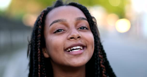 Ευτυχισμένο Μαύρο Προ Έφηβο Κοριτσάκι Πρόσωπο Χαμογελώντας Και Ατενίζοντας Τον — Αρχείο Βίντεο