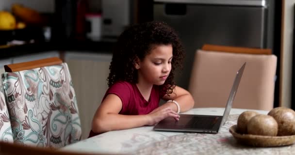 Ребенок Использующий Ноутбук Дома Маленький Ребенок Голодающий Просмотром Экрана Интернете — стоковое видео