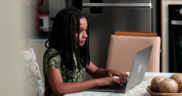 Preteen Menina Negra Navegando Internet Laptop Cozinha — Vídeo de Stock