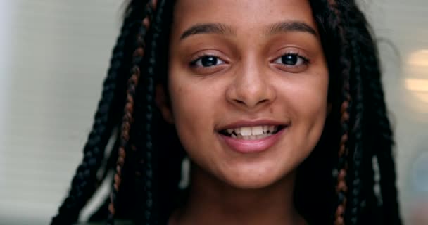 Hispanique Mélange Race Preteen Enfant Fille Portrait Souriant — Video
