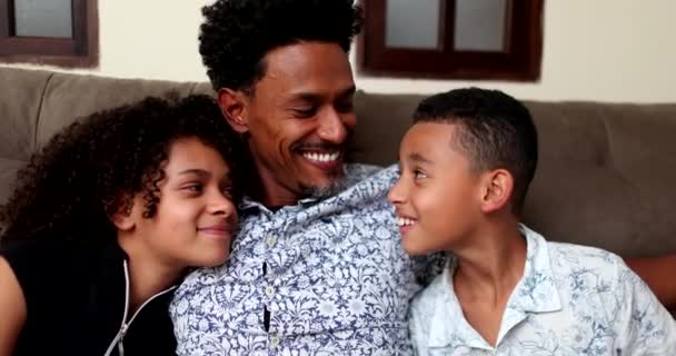 Ehrlicher Brasilianischer Vater Mit Kindern Eltern Und Kinder Afrikanischer Abstammung — Stockvideo