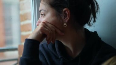 Pencereden dışarı bakan düşünceli bir kadın. Hayatı düşünen düşünceli bir insan.