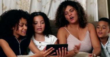 Brezilyalı aile tablet iletişimiyle konuşuyor. Merhaba diyor.