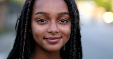 Gülümseyen Latin siyahi reşit olmayan kız yüzü. Brezilyalı mutlu çocuk