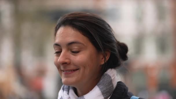 Porträtt Leende Lycklig Kvinna Närbild Ansikte Utanför — Stockvideo
