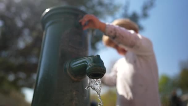 Çocuklar Temiz Içiyor Muslukta Ellerini Yıkıyor Damlacık Yavaş Çekimde Lense — Stok video