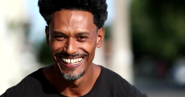 Divertido Negro Africano Homem Rindo Sorrindo Fora — Vídeo de Stock