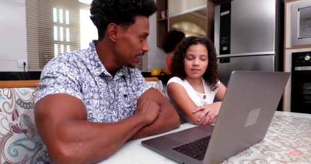 Afryki Ojciec Korepetycje Córka Dziewczyna Przed Laptopem Komputer — Wideo stockowe