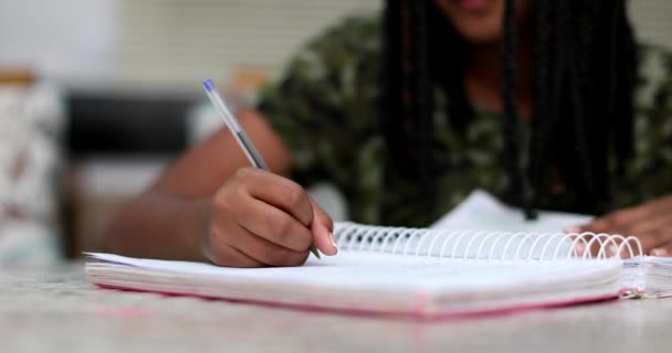 Fille Noire Écrivant Des Notes Faisant Des Devoirs Préadolescence Enfant — Video