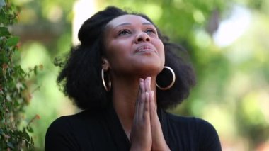 Kendinden geçmiş mutlu Afrikalı kadın, umut dolu duygu. İyi haber.