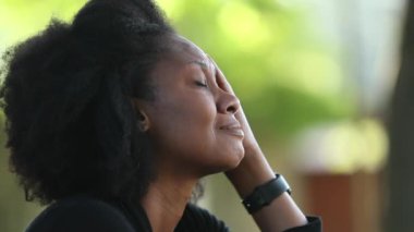 Siyah Afrikalı kadın pişmanlık ve endişe duyuyor. Endişeli kişi