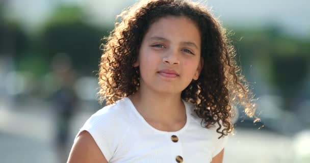 Hispanic Κοριτσάκι Πορτρέτο Πρόσωπο Close Χαμογελώντας Έξω — Αρχείο Βίντεο