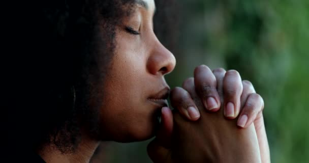 アフリカの女性は神に祈る — ストック動画