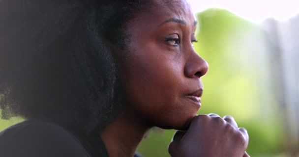 Besorgte Schwarzafrikanische Frau Blickt Hoffnungslos Den Himmel — Stockvideo