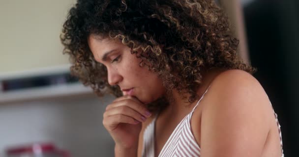 Femme Troublée Pensant Des Problèmes Personne Inquiète Éprouvant Des Regrets — Video