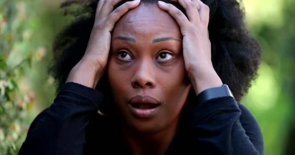 衝撃と驚きに反応するアフリカの女性 — ストック動画