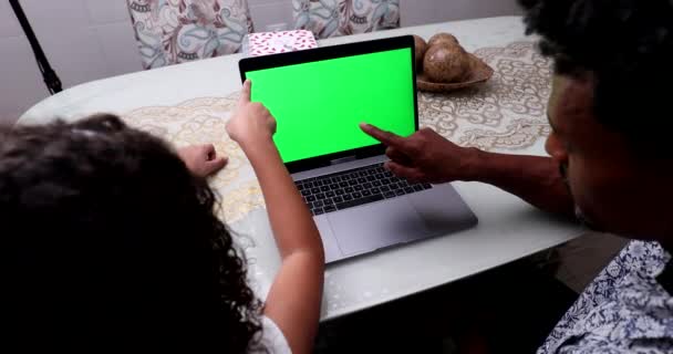 Padre Hija Niño Mirando Pantalla Del Ordenador Portátil Croma Clave — Vídeos de Stock