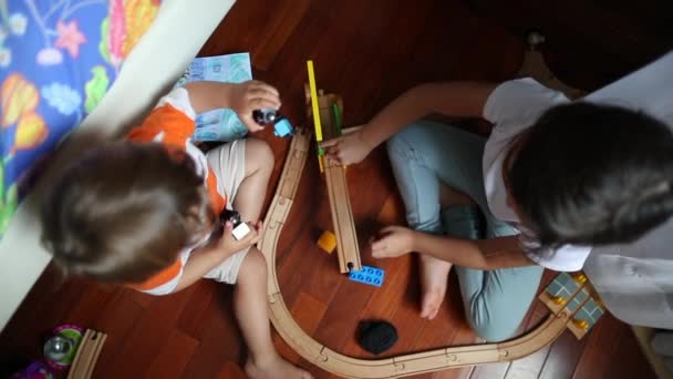 Děti Hrají Hračkami Doma Dva Mladší Bratr Sestra Hrají Herně — Stock video