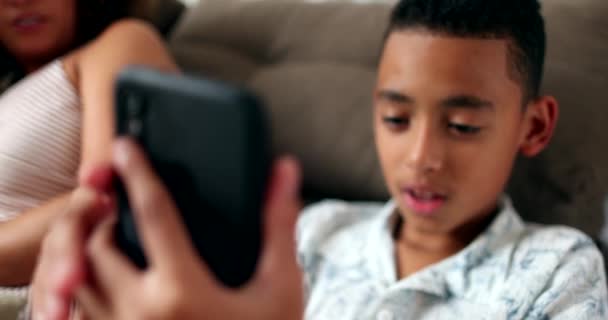 Niño Brasileño Sosteniendo Dispositivo Teléfono Celular Sala Estar Casa — Vídeos de Stock