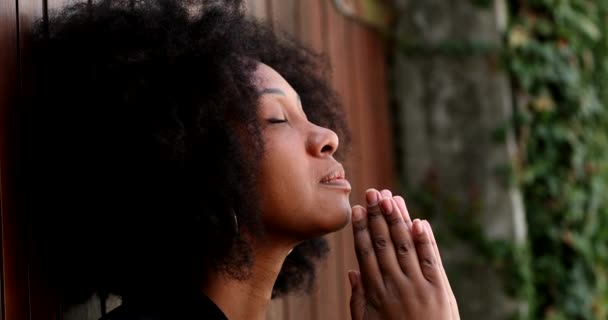 Meditatieve Zwarte Vrouw Vrede Buiten Ogen Gesloten — Stockvideo