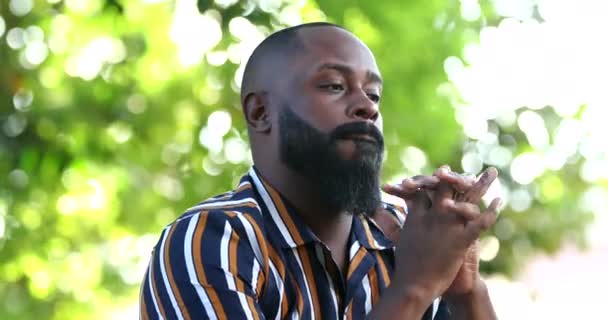 Σκεπτικός Μαύρος Αφρικανός Που Κάθεται Έξω Και Σκέφτεται — Αρχείο Βίντεο