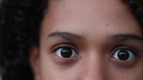 Barn Flicka Ögon Ser Sidledes Överraskning — Stockvideo