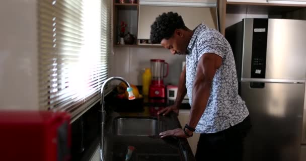 Znepokojený Černoch Pociťuje Lítost Úzkost Afričan Emocionálními Problémy Stojící Kuchyňského — Stock video