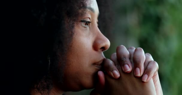 Offensichtliche Schwarze Frau Betet Nachdenklicher Afrikaner Sucht Hilfe — Stockvideo