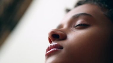 Çocuk tefekkür ederken gözlerini kapatıyor. Düşünceli Afrikalı çocuk