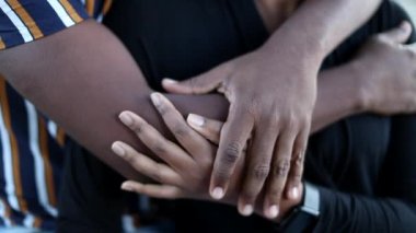 Parkta romantik bir Afrikalı çift. Güzel siyah erkek ve kadın kucaklaşır